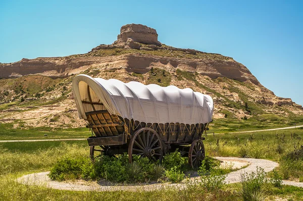 Täckt vagn på Scotts Bluff nationalmonument — Stockfoto