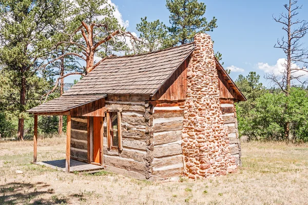 Cabina pionera en un claro — Foto de Stock