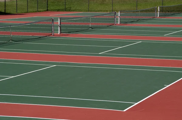 Bekleyen oyuncular için tenis kortları