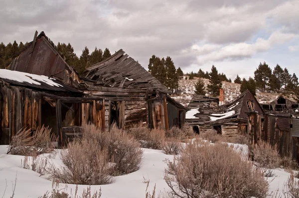 Maisons abandonnées et entreprises dans une ville fantôme — Photo