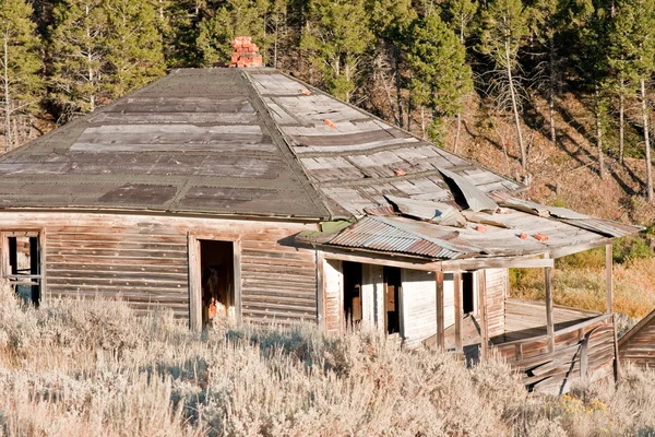 Chimenea derrumbada en una casa en una antigua ciudad minera — Foto de Stock