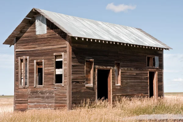 Verlassenes Bauernhaus auf einem Feld — Stockfoto