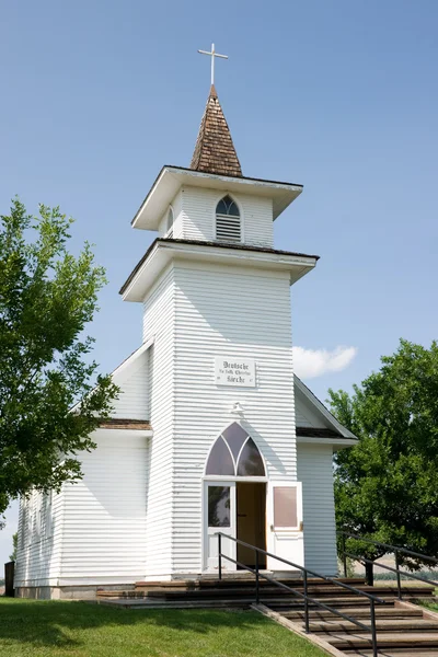 Vita kyrka med en öppen dörr — Stockfoto