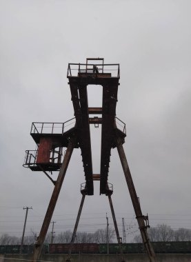 Donetsk bölgesinde terk edilmiş bir fabrikada paslı bir vinç.