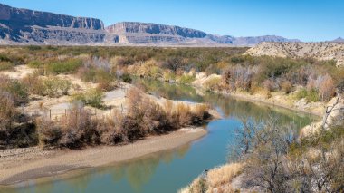 Big Bend Milli Parkı 'ndaki Rio Grande Nehri, ABD ile Meksika arasındaki sınırı belirler.
