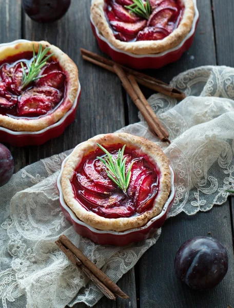 Plommon och rosemary tartelettes — Stockfoto