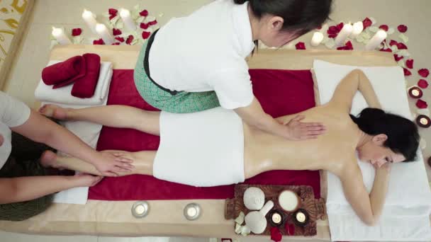 Happy Brunette profiter d'un massage à quatre mains 