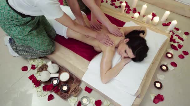 Morena feliz desfrutando de uma massagem em quatro mãos — Vídeo de Stock