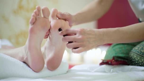 Masaje Especialista Haciendo Masaje de Pies de Mujer — Vídeos de Stock