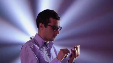 İş adamı telefonuna bakıyor.