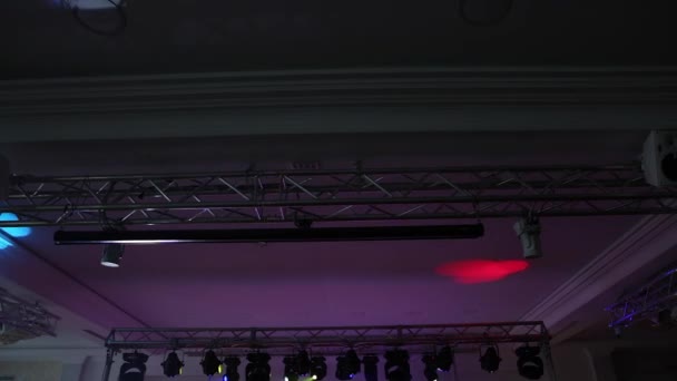 Luzes coloridas em um concerto — Vídeo de Stock