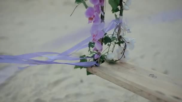 Anelli da sposa su Derevlany swing con fiori — Video Stock