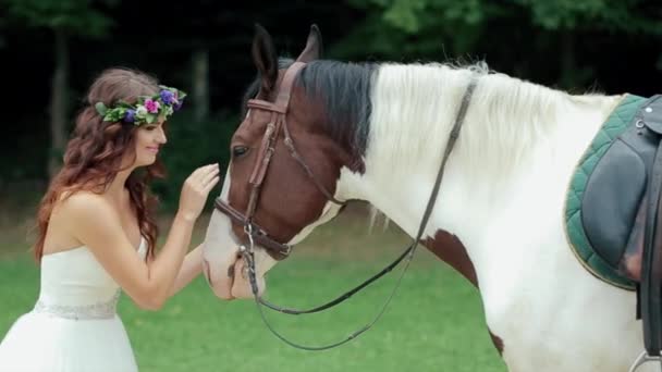 Linda chica cariñosamente acariciando su hermoso caballo — Vídeos de Stock