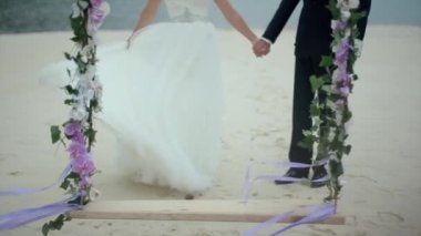 Sallayarak elbise tutan el, damat gelin olduğunu