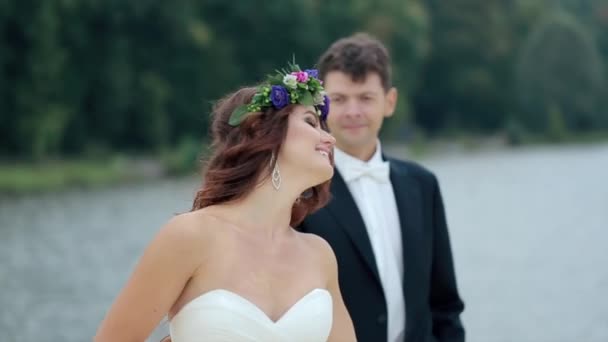 Gelin ve damat el ele gider — Stok video