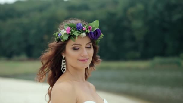 Bruid en bruidegom permanent door het meer. Slow Motion — Stockvideo
