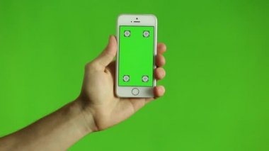 Akıllı telefon yeşil arka plan üzerinde yeşil ekran