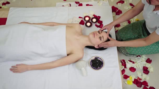 Massagem com os dedos com óleo no Spa de Beleza — Vídeo de Stock