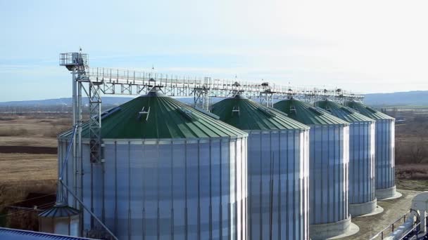 Silo Grain Tank. Vista de ângulo superior Imagem em movimento — Vídeo de Stock