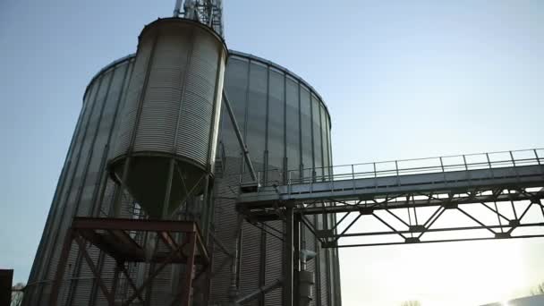 Tanques para el almacenamiento de granero de grano con mucha llamarada — Vídeos de Stock