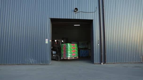 Forklift Carries the Goods to the Warehouse — Stock Video