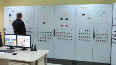 Denetim oda işçi operatör kontrol paneli denetimi