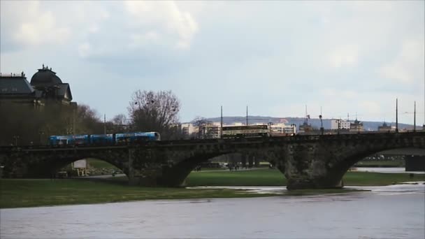 Gamla bron över floden Elbe i Dresden — Stockvideo
