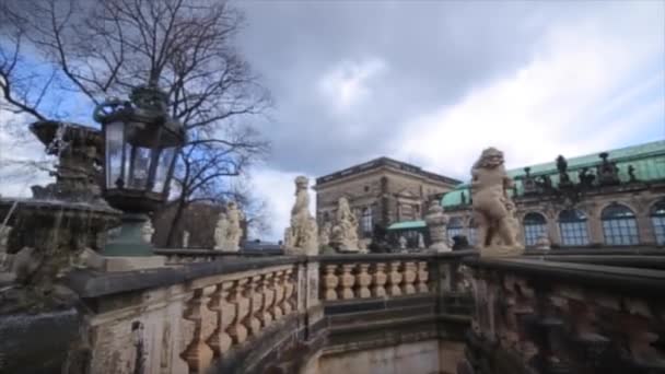 Szökőkút Dresdner Zwinger tavaszi napsütésben — Stock videók