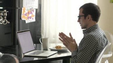 Dizüstü bilgisayar ekranına bakarak adam 