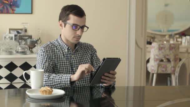 Jovem com computador tablet em casa — Vídeo de Stock