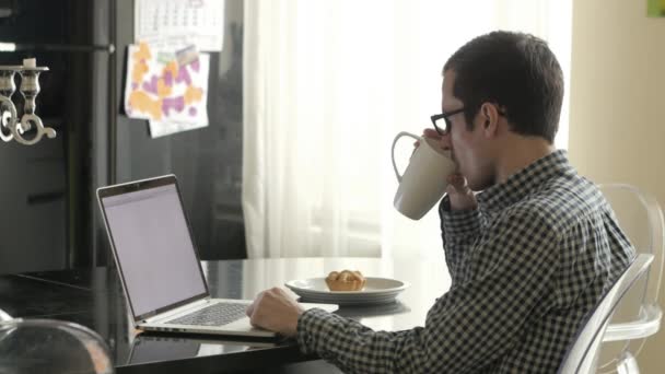 Homem trabalhando em um computador portátil é sozinho — Vídeo de Stock