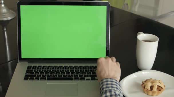 Typy człowieka na laptopa na jego biurku. — Wideo stockowe