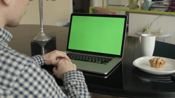 A férfi típusok egy laptop asztalán. — Stock videók
