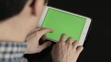 Tablet sahte bir sanal klavye üzerinde yukarı yazarak