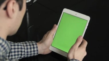 Evde tablet dikey modu kullanarak yeşil ekran