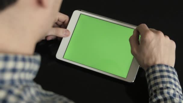 Επιχειρηματίας χρησιμοποιώντας ψηφιακή δισκίο με πράσινη οθόνη — Αρχείο Βίντεο