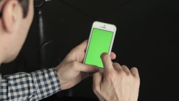 Smartphone verticaal groen scherm linkerhand — Stockvideo