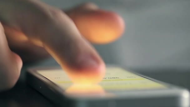 Téléphone portable sur la table poussé et balayé par le doigt