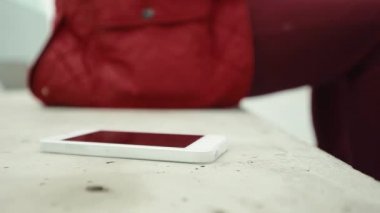 Adam Asansör onun Smartphone beyaz