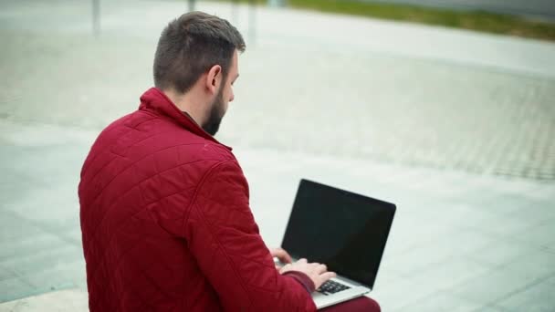 Młody mężczyzna pracujący na Notebook nowoczesny poza — Wideo stockowe