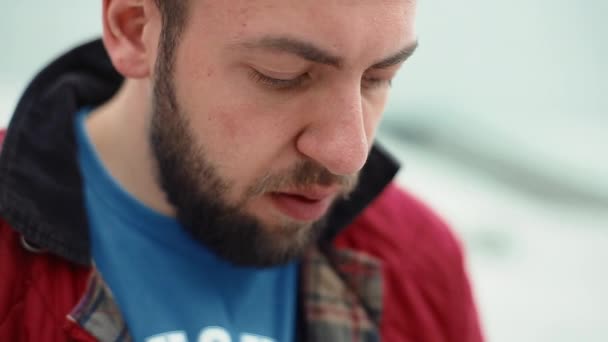 Hombre joven trabajando en cuaderno moderno al aire libre — Vídeos de Stock