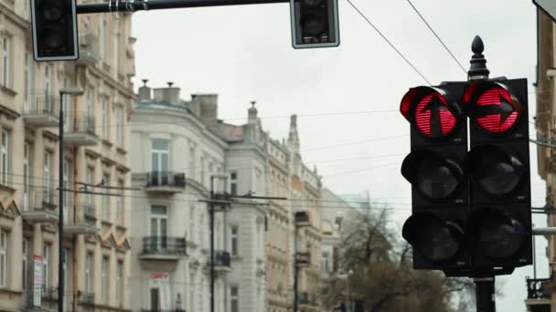 El semáforo colgante regula el tráfico de automóviles — Vídeos de Stock