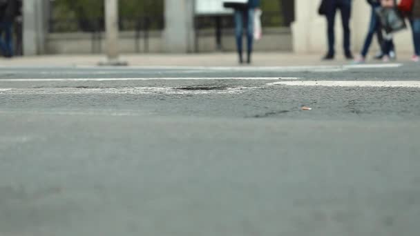 Gente cruzando la calle desde una perspectiva de transición — Vídeos de Stock