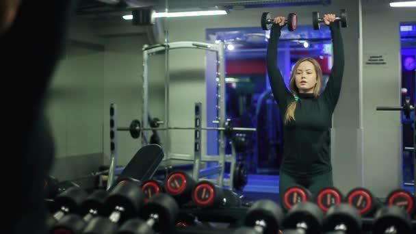 Kvinnan lyfta hantlar vikter och svettningar — Stockvideo