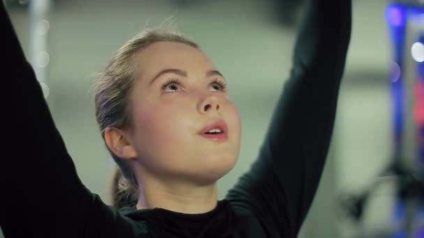 Молодая женщина не может вырастить тяжелый гантель в спортзале — стоковое видео