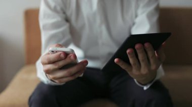 Tablet bilgisayarda çalışarak işadamı eller