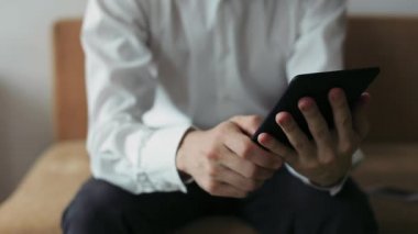 Adam kullanır dijital Tablet içinde ev