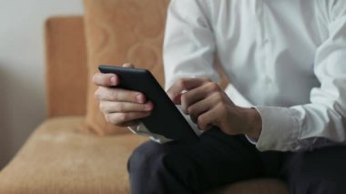 Adam evde Tablet PC'yi kullanma