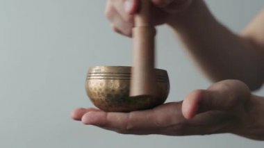 Küçük Tibet Singing kase şarkı söylemesini yapılıyor