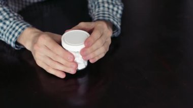 Erkekler açar Tubc ve hap verir